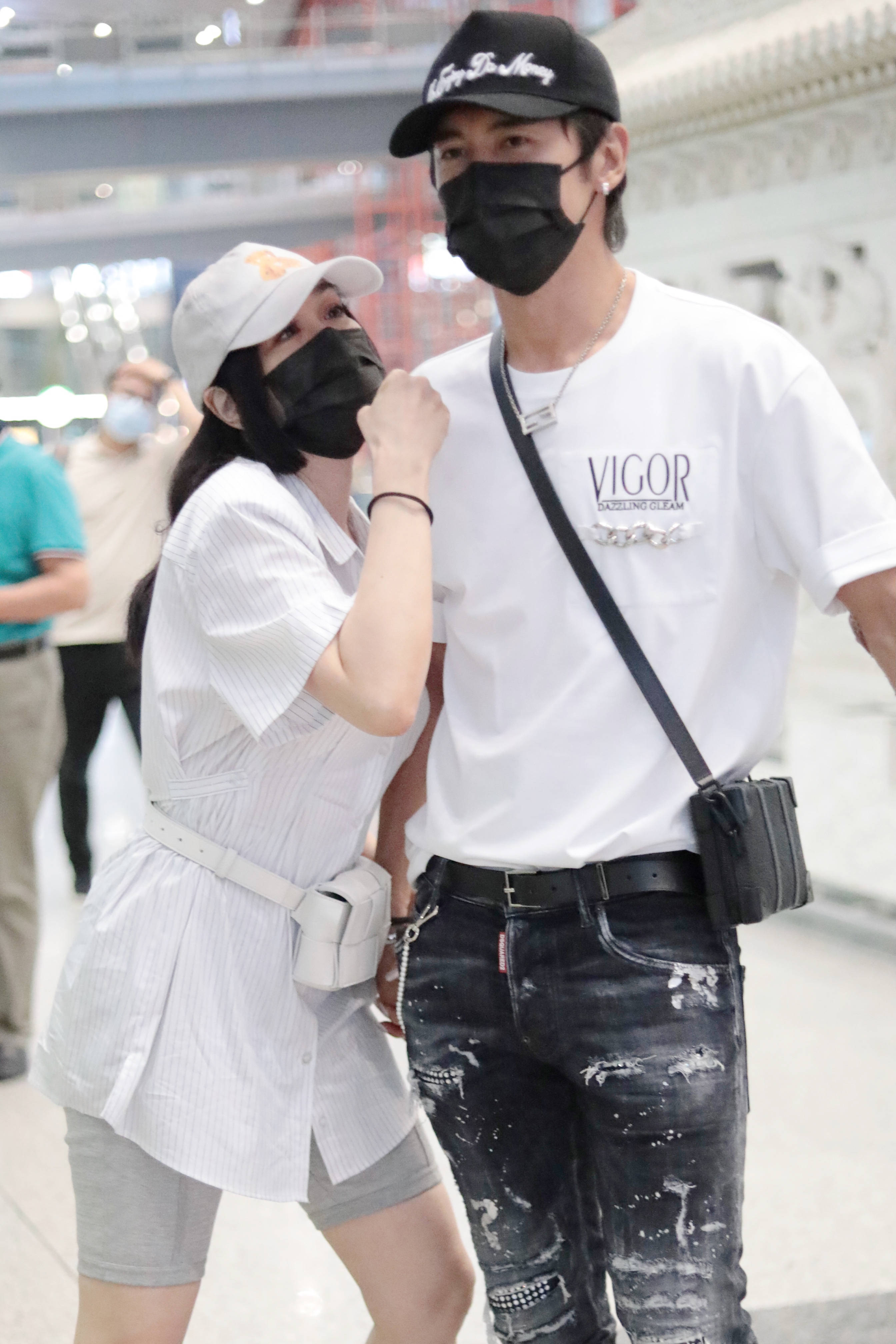 钟丽缇张伦硕十指相扣甜度爆表 对镜挥手超亲切-搜狐大视野-搜狐新闻