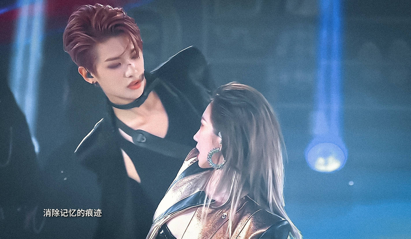 孟美岐黄明昊合作舞台互动带感 观众直呼被撩到了