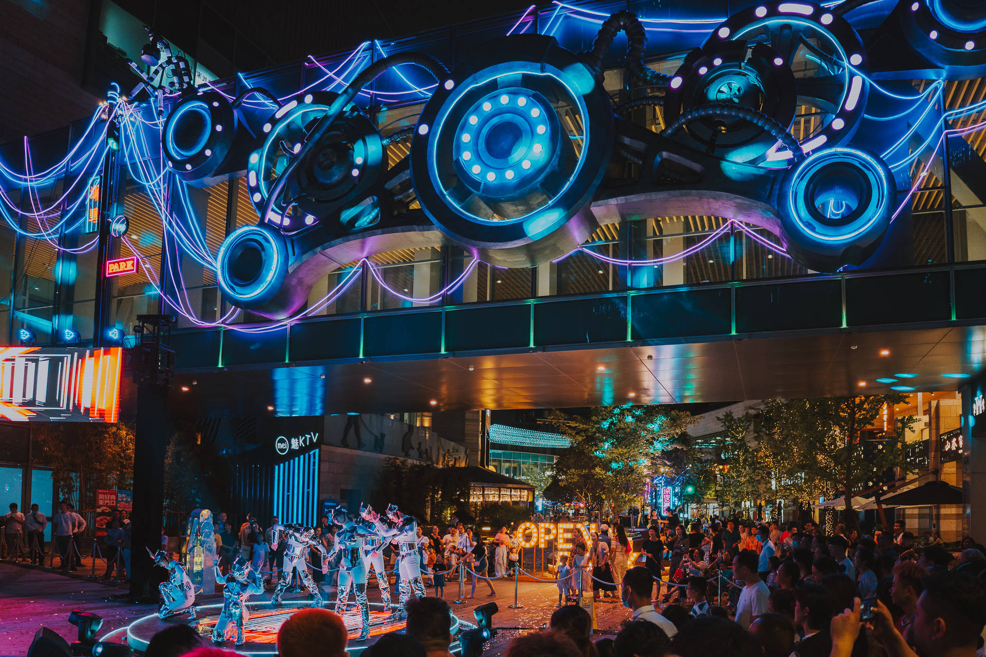 未来赛博朋克美学之城杭州远洋乐堤港浙里主题街区全新启幕