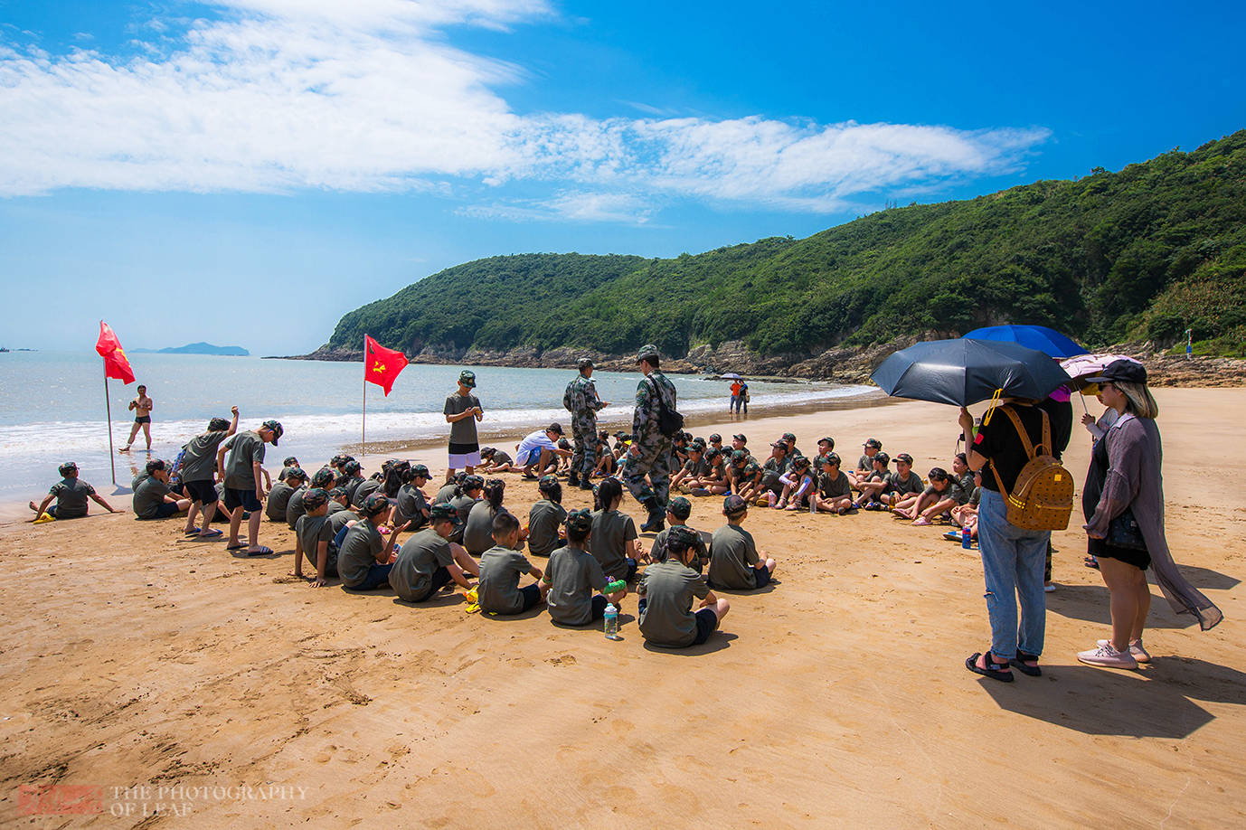 原创38度的高温,一群孩子在沙滩上暴晒,这种夏令营你会让孩子去吗?