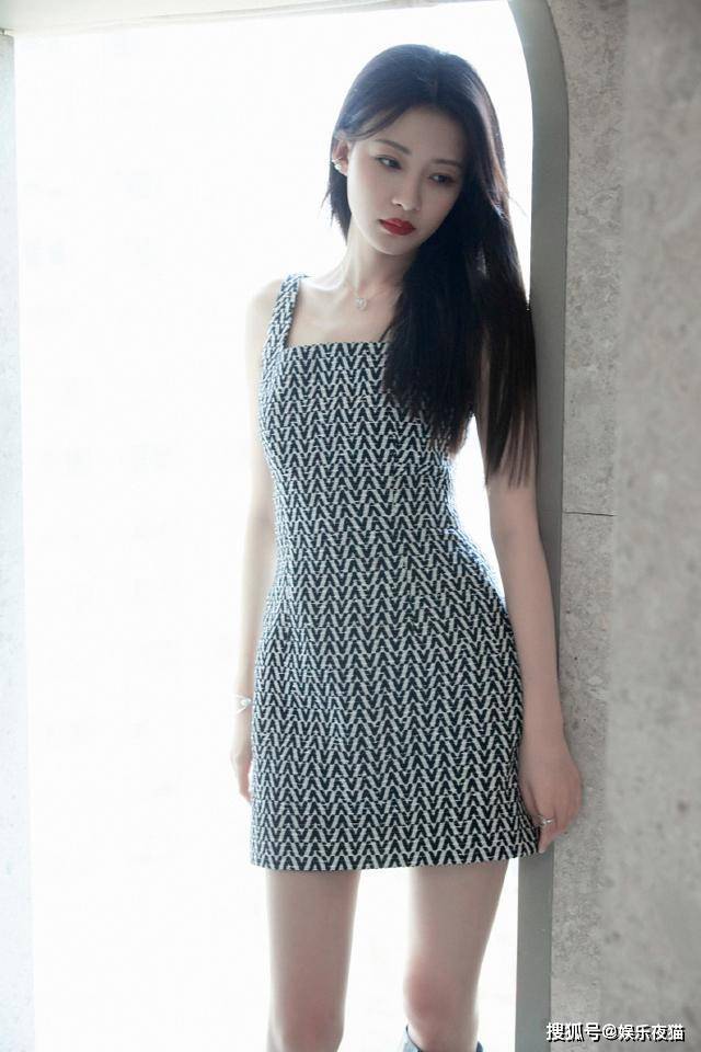 真性感,孙怡一身经典又前卫甜辣风造型展现好身材