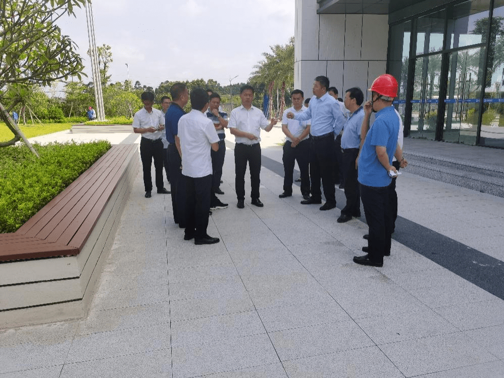 调研考察过程中,邓向明副书记一行听取了项目验收整体