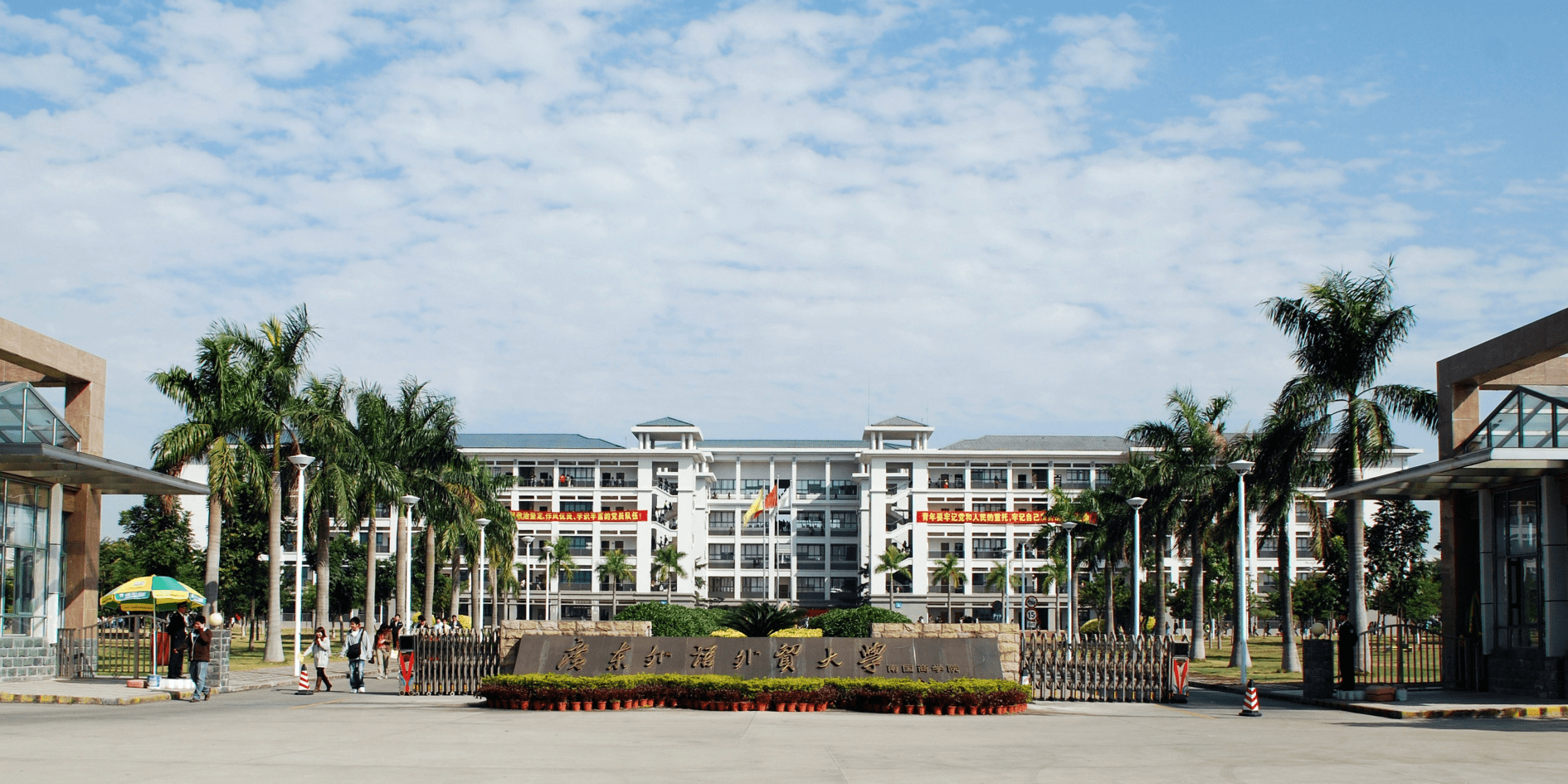 媳妇彭志某毕业于华南师范大学英语本科专业,现在佛山市某中学任教