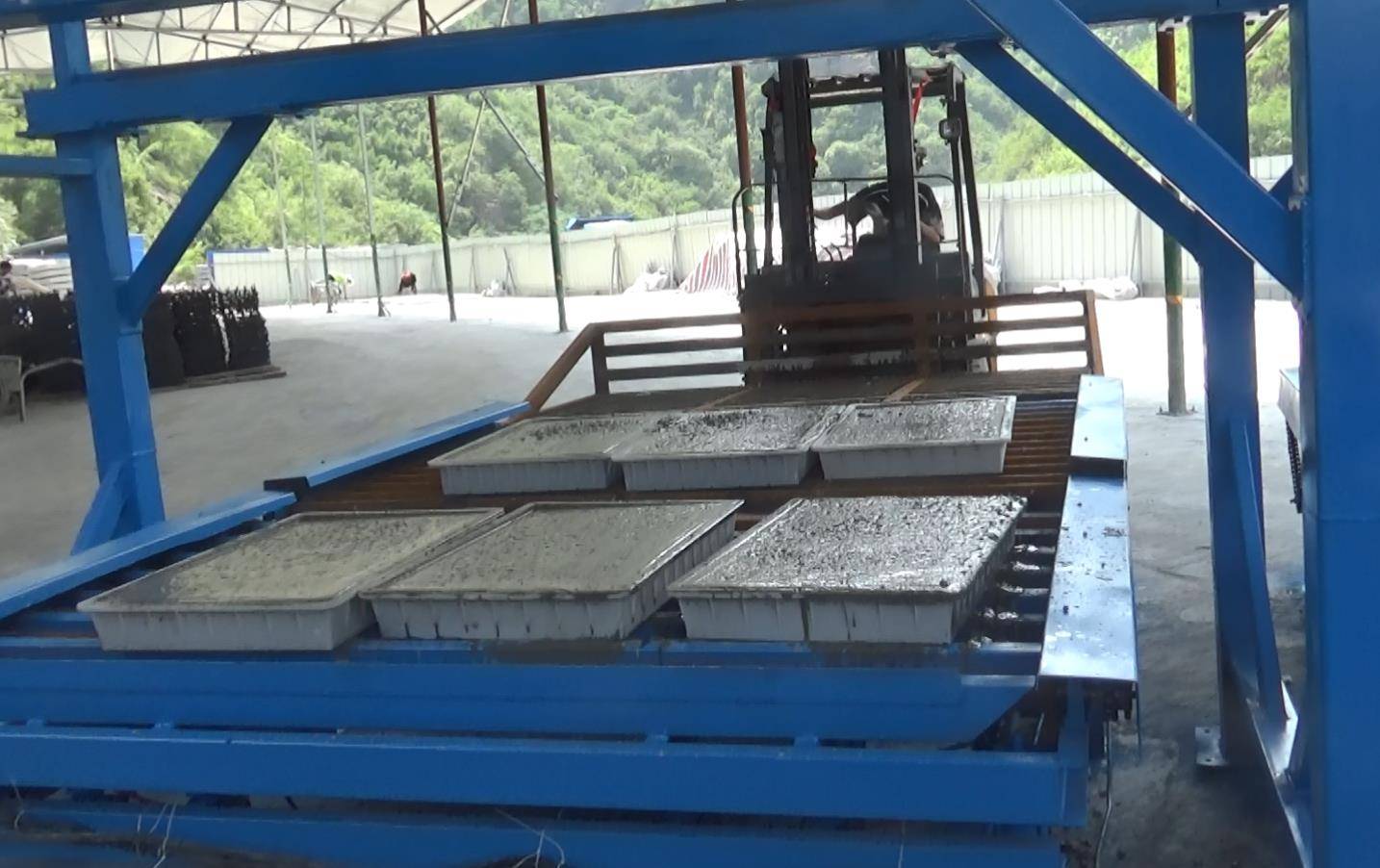 设备将小型预制构件生产智能化,机械化和工厂化,操作方便,混凝土振捣