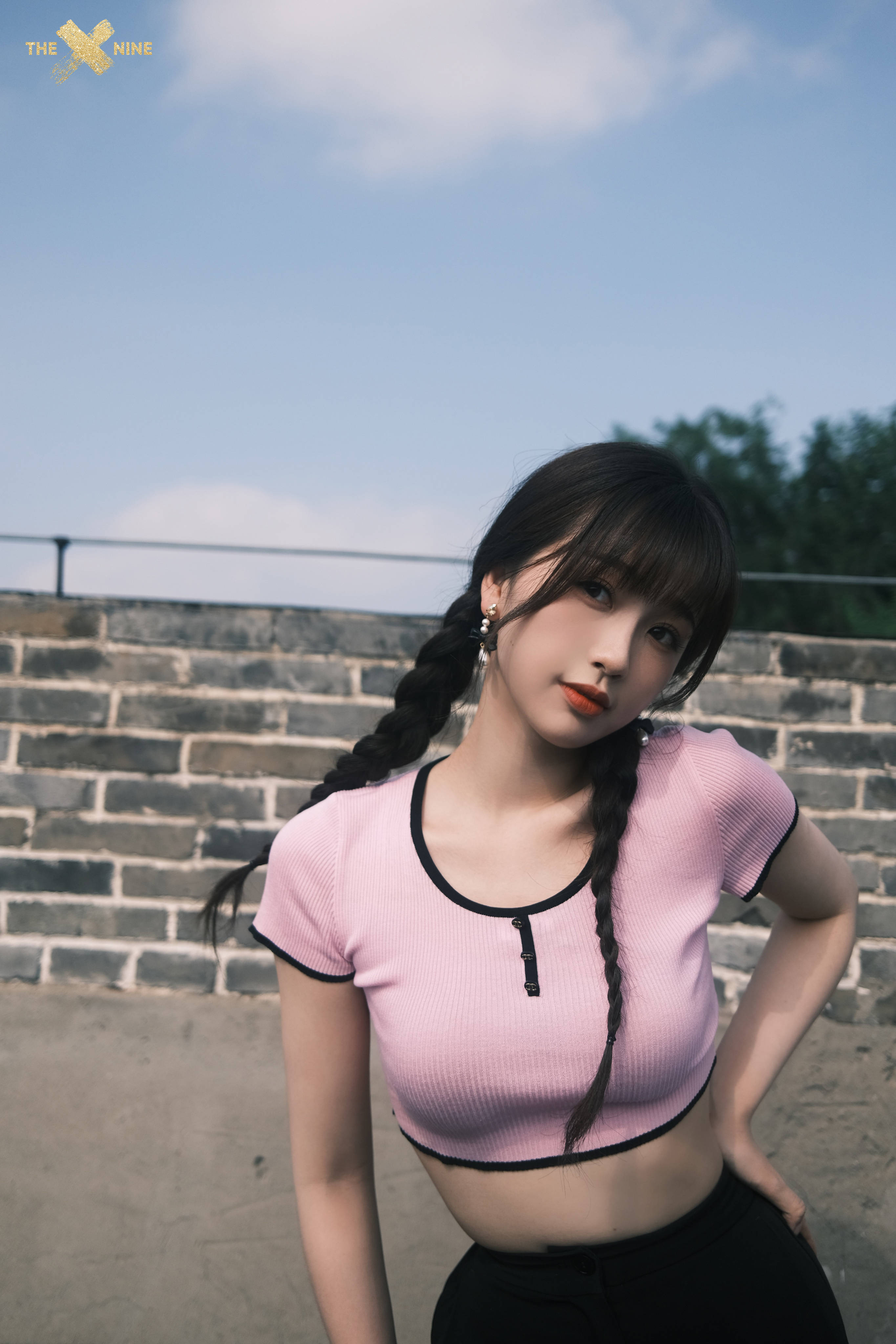 虞书欣穿紧身上衣露纤细蛮腰 笑容甜美事业线傲人