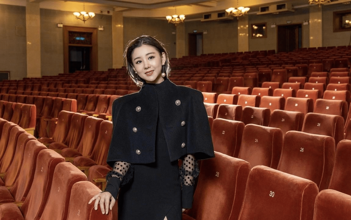 李小萌天蓝色抹胸礼服清冷优雅高级洋气