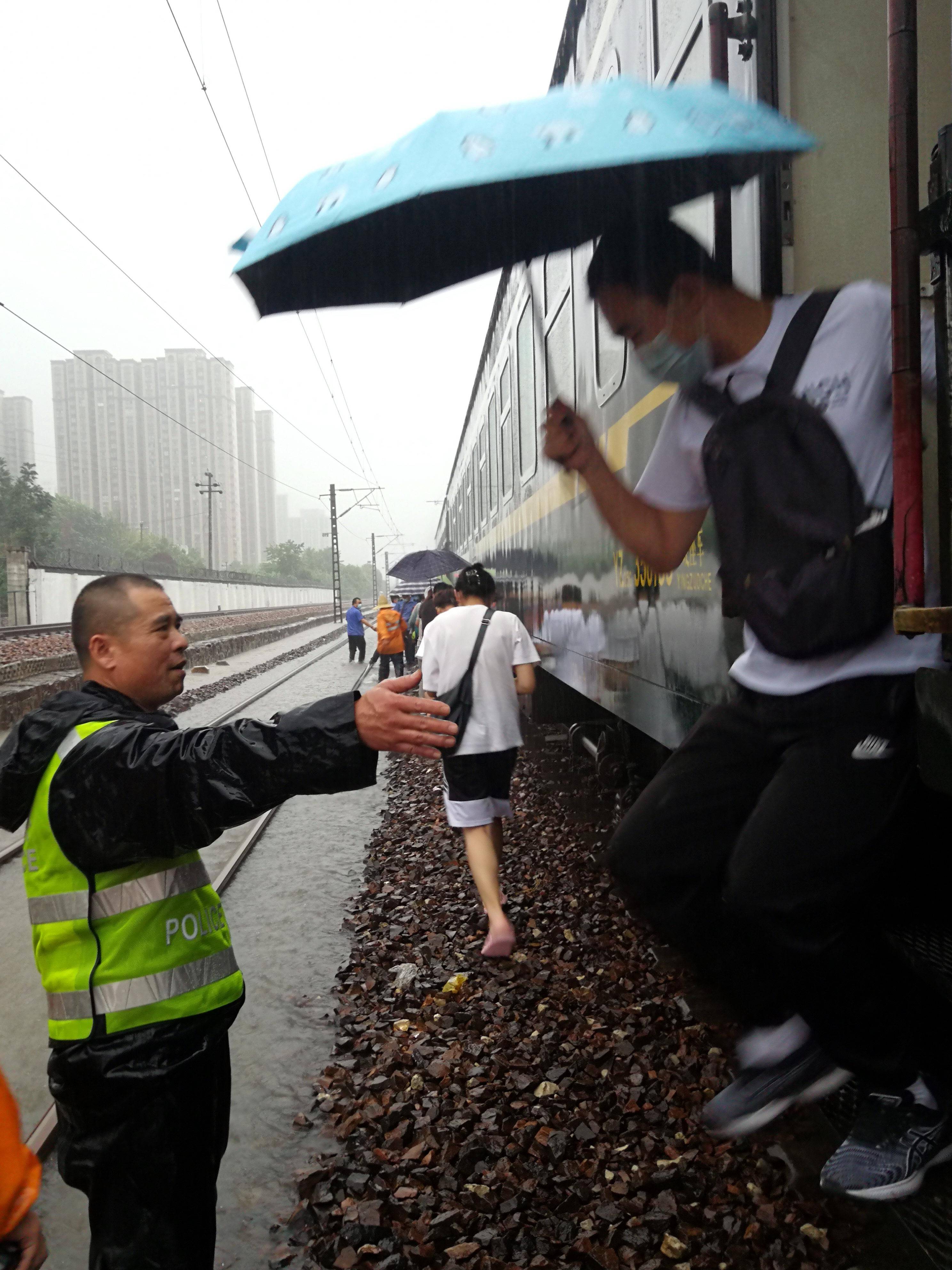 由北京西开往贵阳的k507次列车临时停靠郑州至洛阳区间的上街站