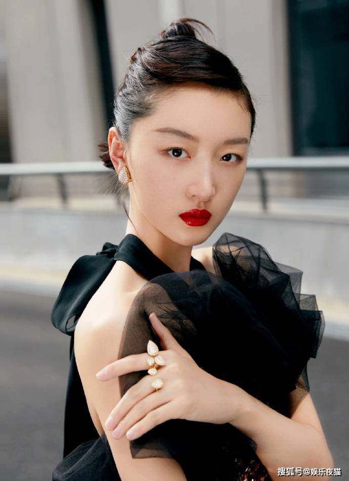 周冬雨写真大片烈焰红唇妆温情性感尽显成熟美感