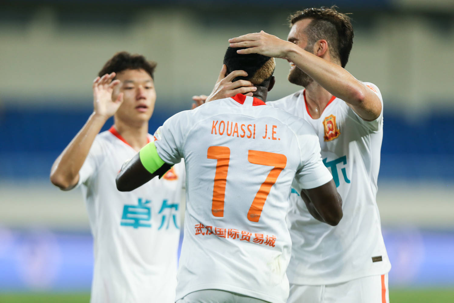 大连人赛季首胜|2-1！武汉队打破魔咒拿下赛季首胜。 李小鹏应该感谢一个人