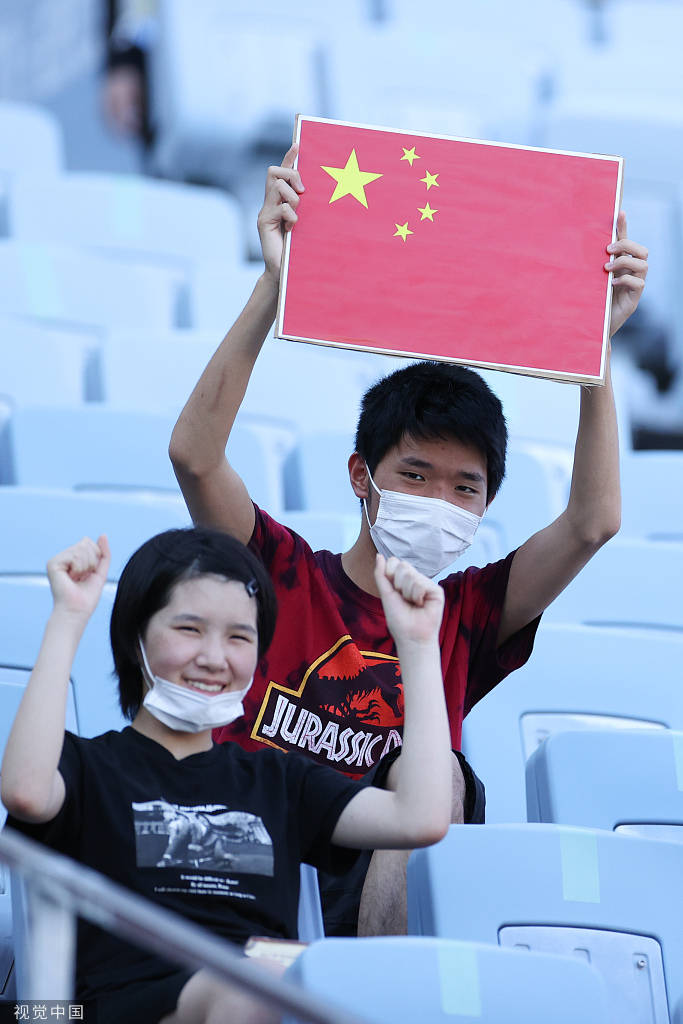 高清图:中国女足战赞比亚 球迷举五星红旗助威