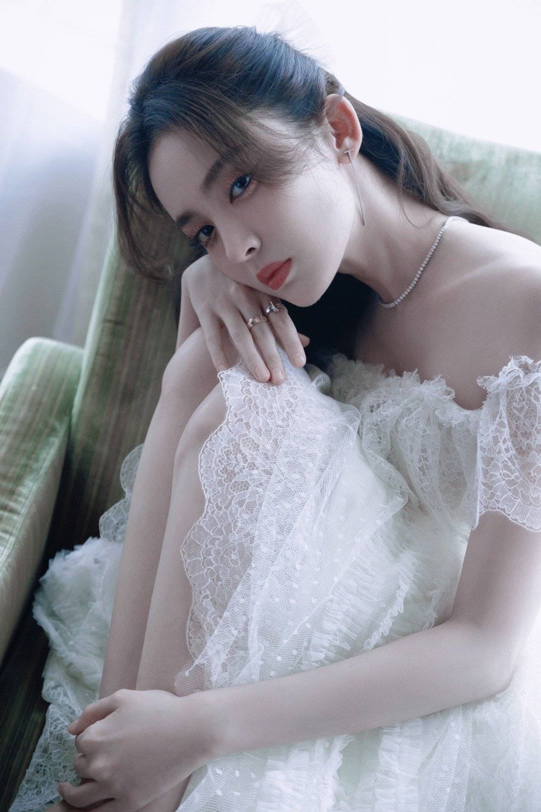 古力娜扎穿白纱裙凹造型 手捧柠檬水又纯又欲