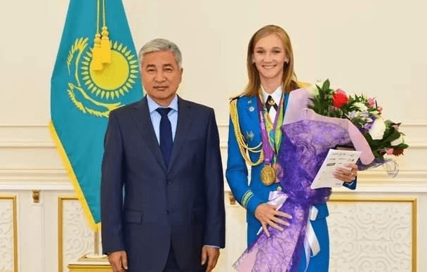 哈萨克斯坦最美女旗手,摘下口罩她也是女神!