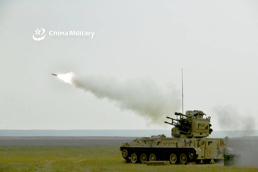 国产新型弹炮合一系统猛烈开火