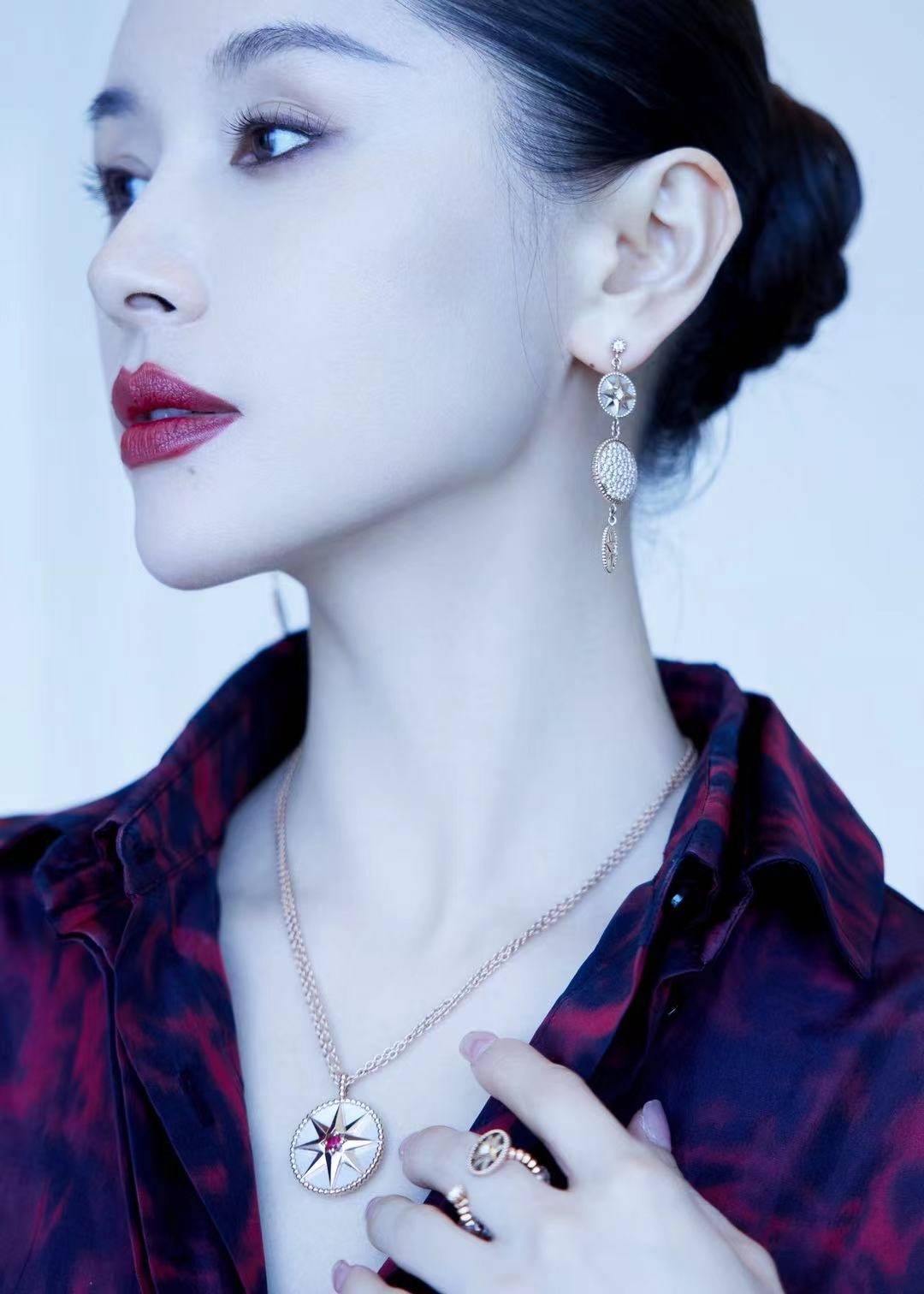 王子文复古红玫瑰长裙好优雅 戴夸张耳饰表情冷艳