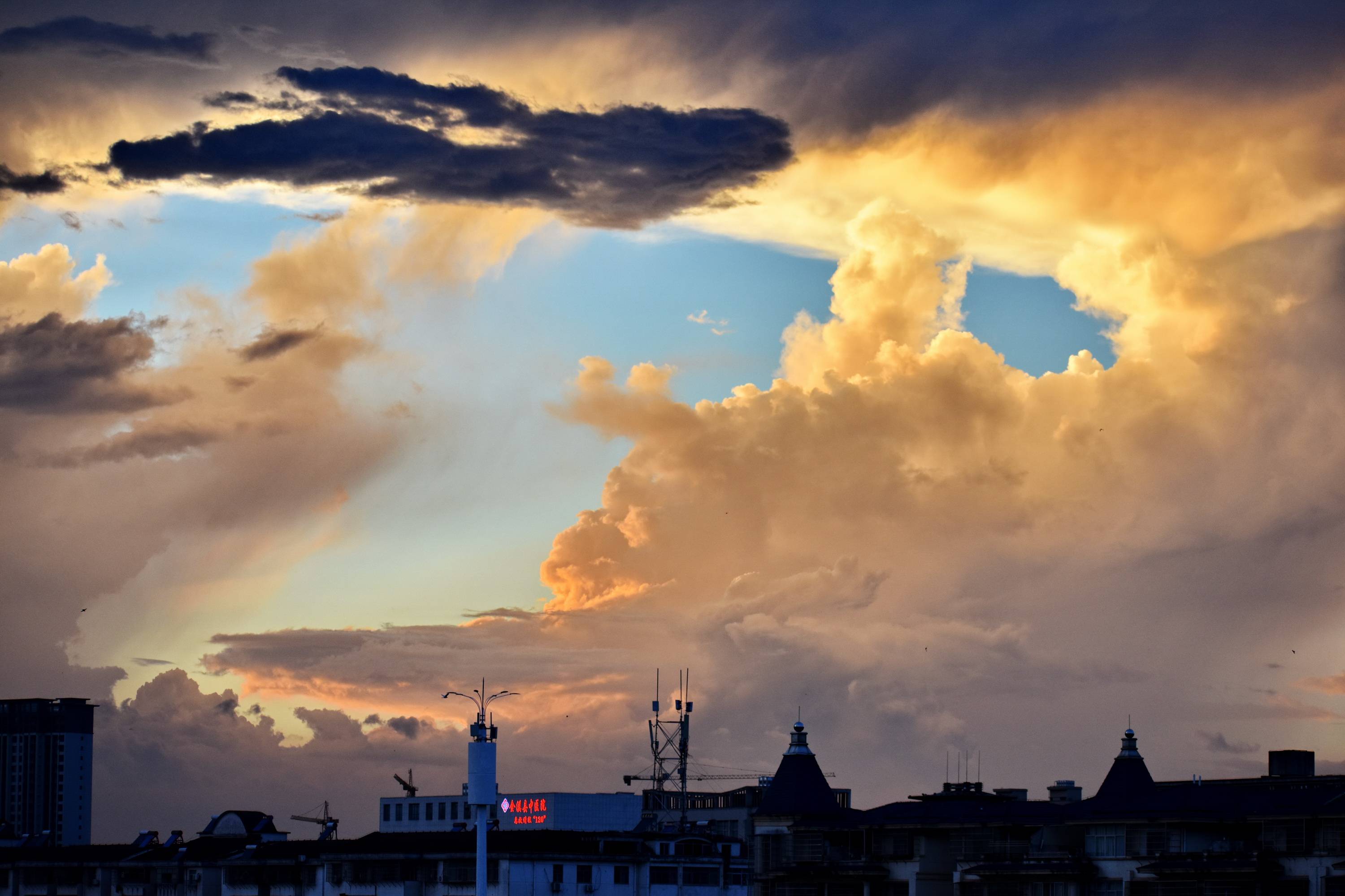 江西金溪:县城上空惊现奇异云彩(组图)_抚州市
