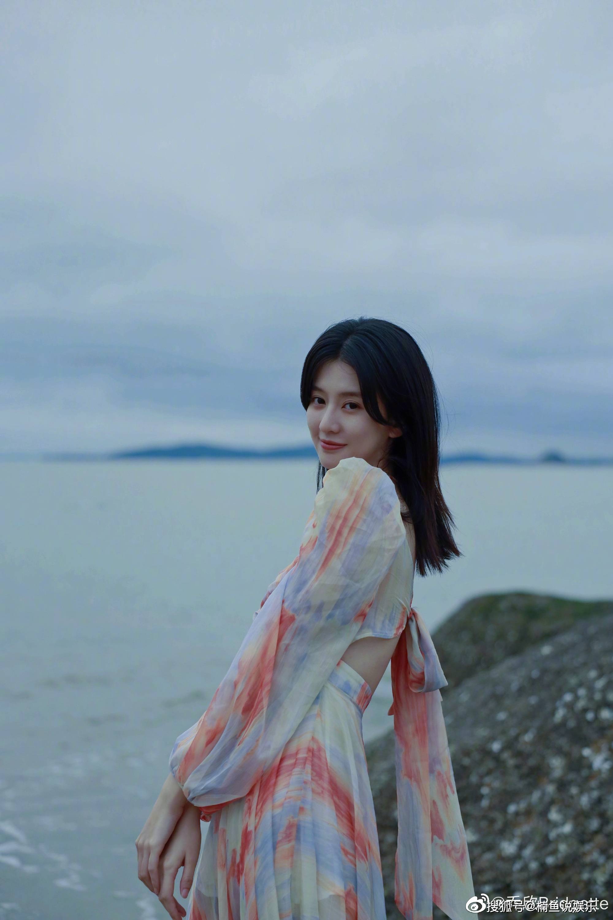 原创乔欣难得性感一回穿粉裙尽显窈窕身段1米72身材比例好心动