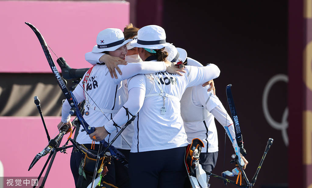 高清:韩国队夺射箭女子团体金牌 领奖台兴奋激动