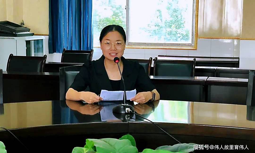 共话成长,助力前行,邻水二中召开高三青年教师座谈会