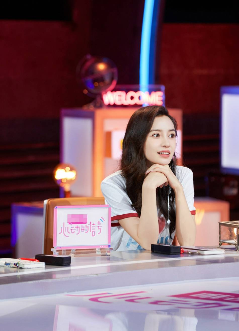 angelababy穿白t造型清爽简约 大波浪卷发气质温柔