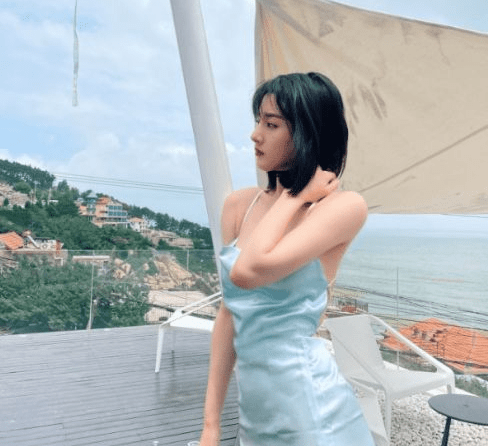 网友|宋祖儿穿吊带裙拍清凉大片,海边美照太抢镜