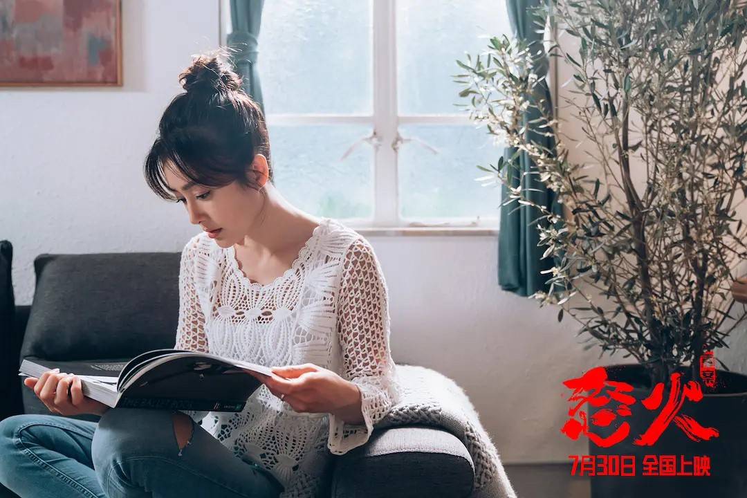 电影|秦岚现身电影《怒火·重案》首映礼 现场追忆导演陈木胜