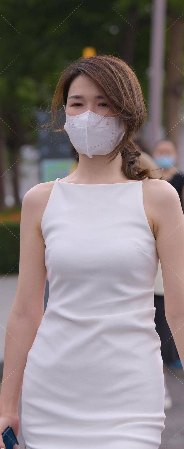 短裙|高腰短裙，搭配出好身材的效果，粗跟凉鞋上面的铆钉增加个性