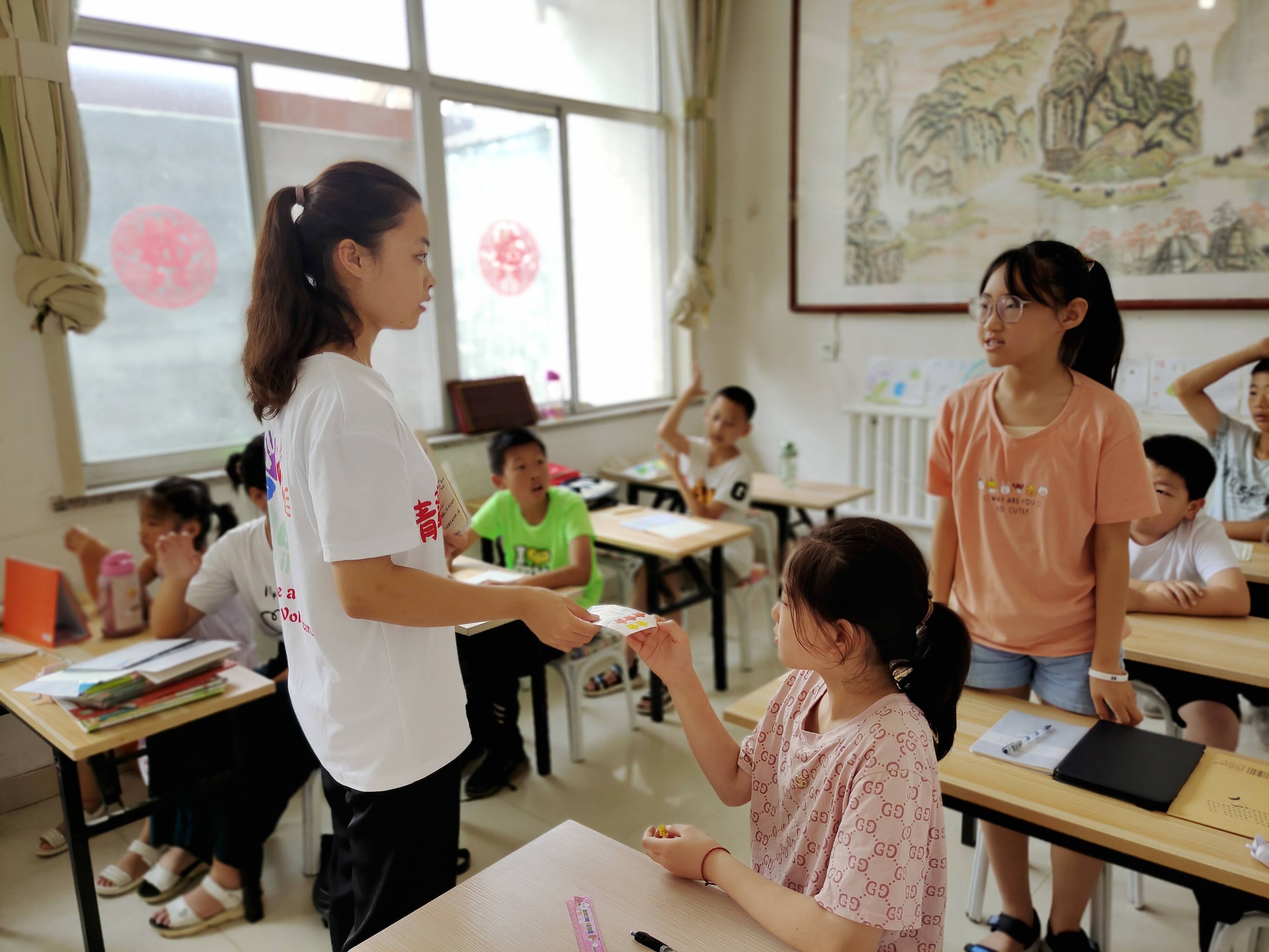 图为课堂上孩子积极回答老师的问题.中国青年网通讯员 陈延华 摄