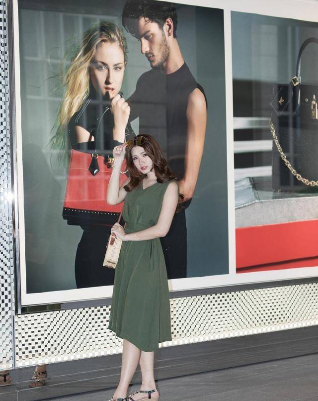 颈部|连衣裙穿起来非常有魅力了,一件休闲又清凉的连衣裙解决穿衣烦恼