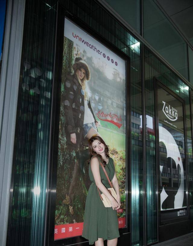 颈部|连衣裙穿起来非常有魅力了,一件休闲又清凉的连衣裙解决穿衣烦恼