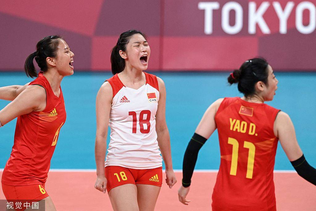 高清图:中国女排3-0意大利 全队拥抱庆祝得分