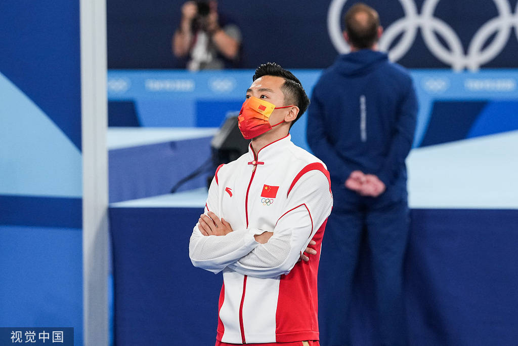 高清图:男子蹦床决赛 董栋空中翻腾姿态舒展