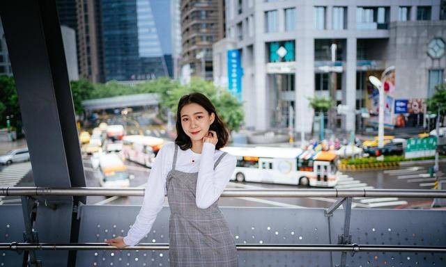 部位|背带裙搭配白色小衫，2021这样穿，减龄甜美给你满满的少女感