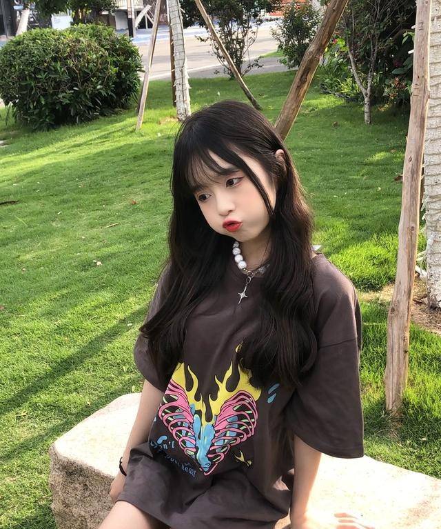 文章|t恤作为夏季的百搭单品怎么少的了呢，这么一穿少女感十足