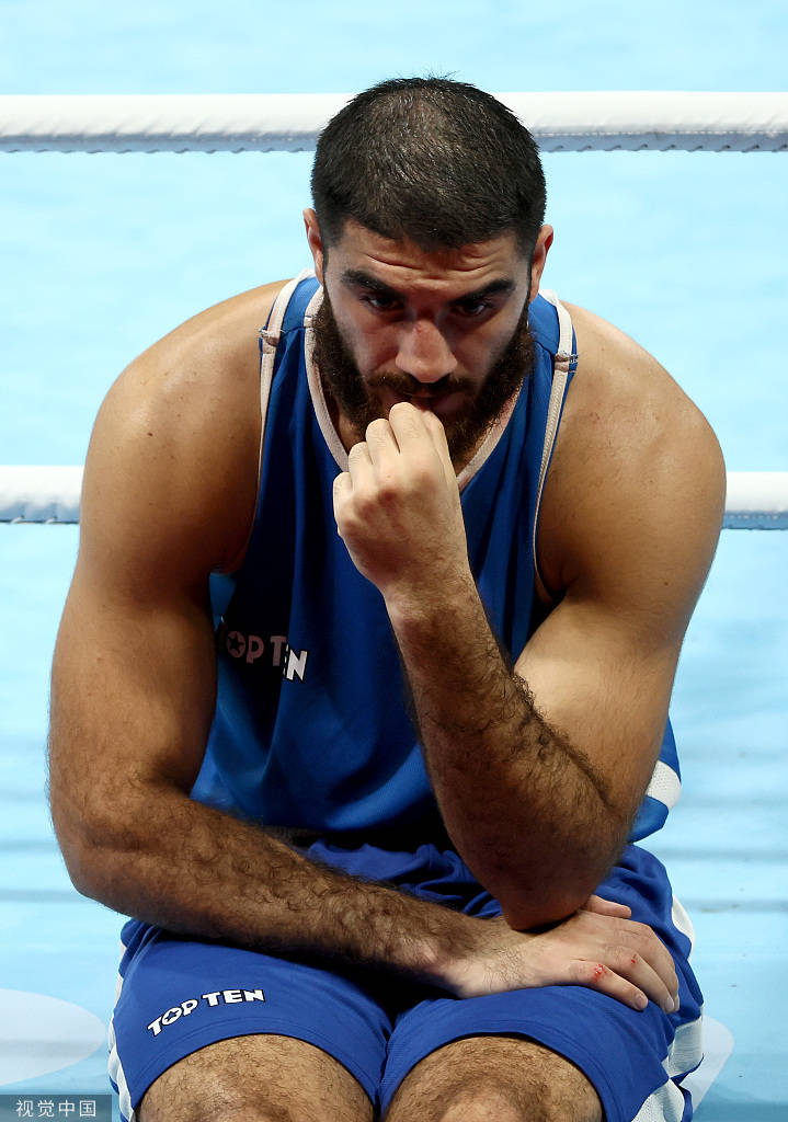 啼笑皆非!法国拳手出局后赖着不走 静坐1小时(图)