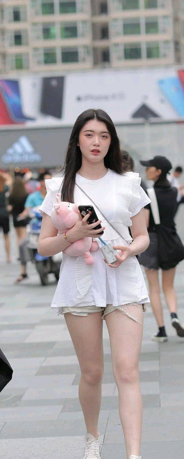 身材|白色荷叶边衬衫和红色格子衬衫，环肥燕瘦各有千秋，好看还有气质