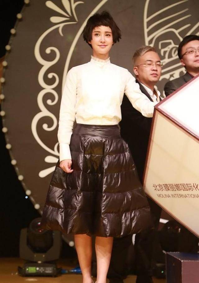 魅力|张歆艺还挺怕热的，衬衫薄得都“透肉”了，但她的气场却很强