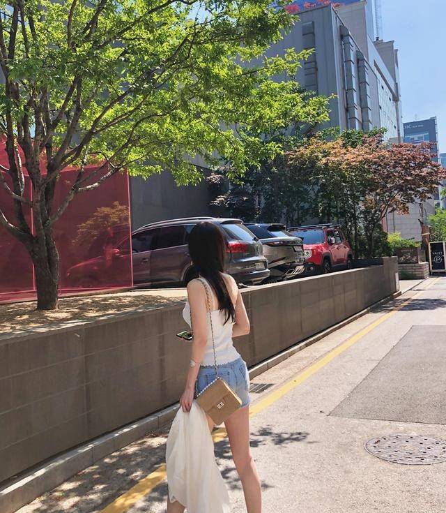 文章|韩国模特孙允珠夏日白色修身吊带衫搭配蓝色牛仔热裤网拍