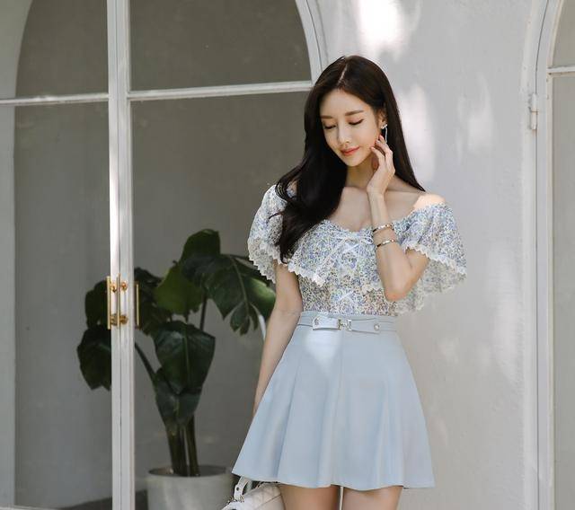 文章|韩国网红模特孙允珠波斯尼亚风夏日碎花修身抹肩上衣网拍