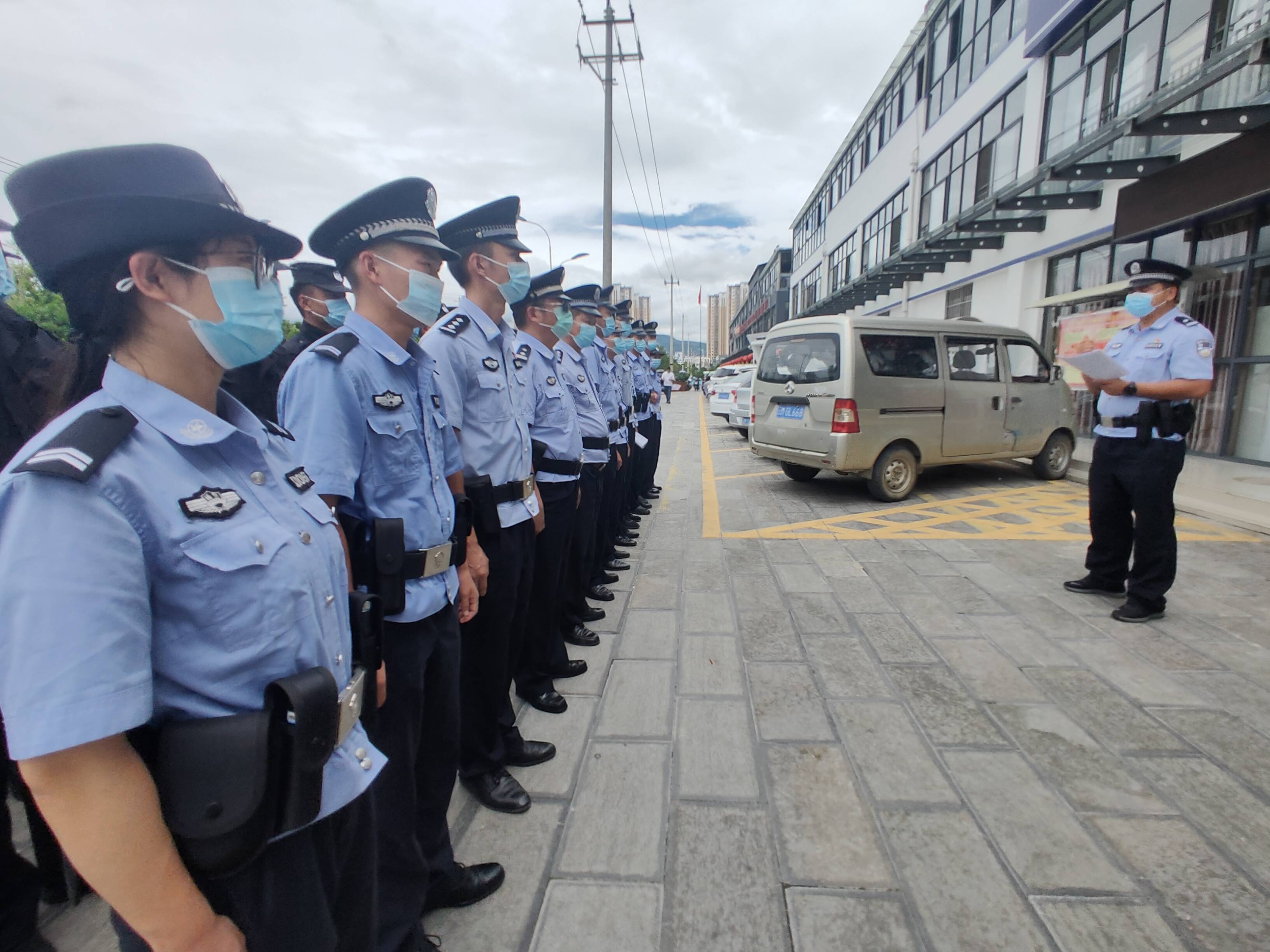 保山市隆阳区民警温馨提示口罩放在包里没用戴上才安全