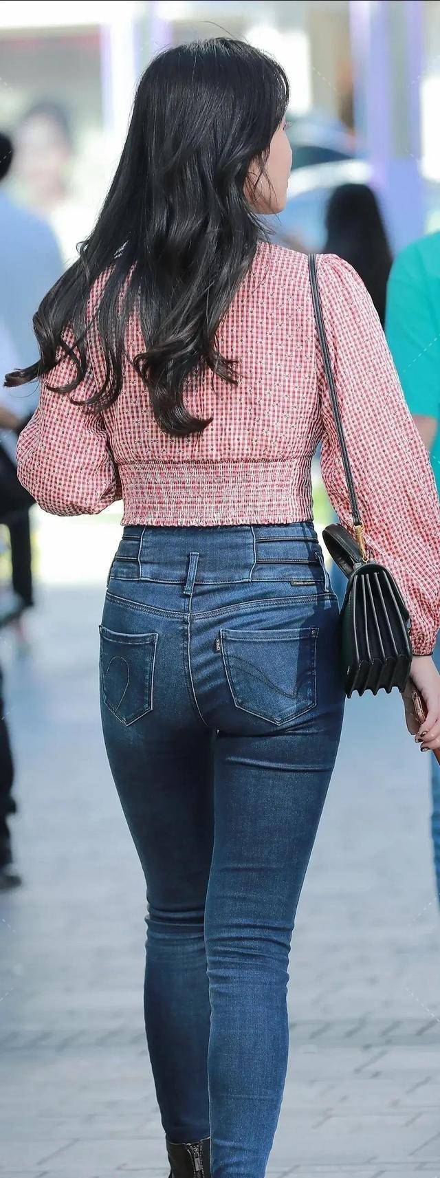 身材|白色荷叶边衬衫和红色格子衬衫，环肥燕瘦各有千秋，好看还有气质