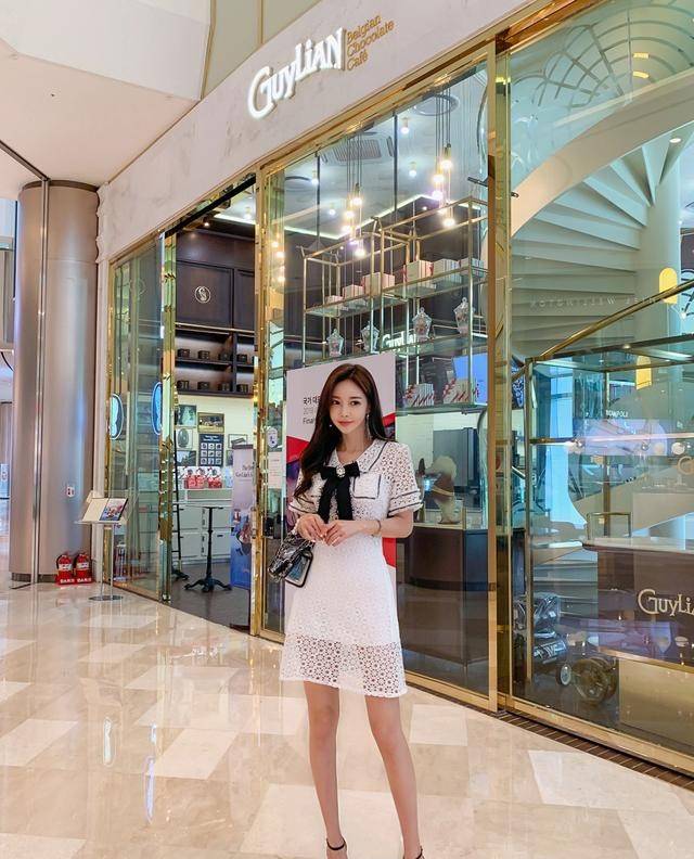 刺绣|韩国模特孙允珠北欧公主风蝴蝶结领刺绣镂空修身连衣裙网拍