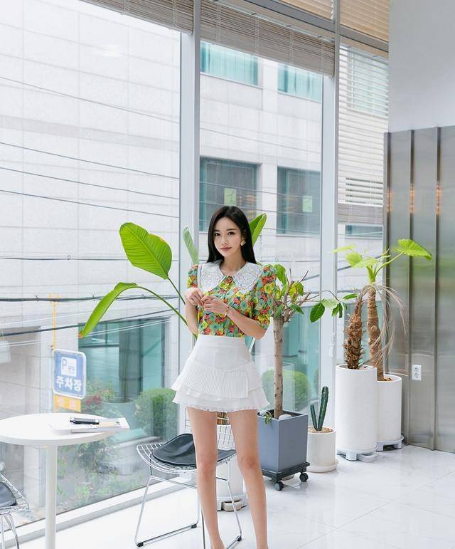 图案|韩国模特孙允珠韩版夏日炫彩碎花印花蕾丝花边上衣网拍