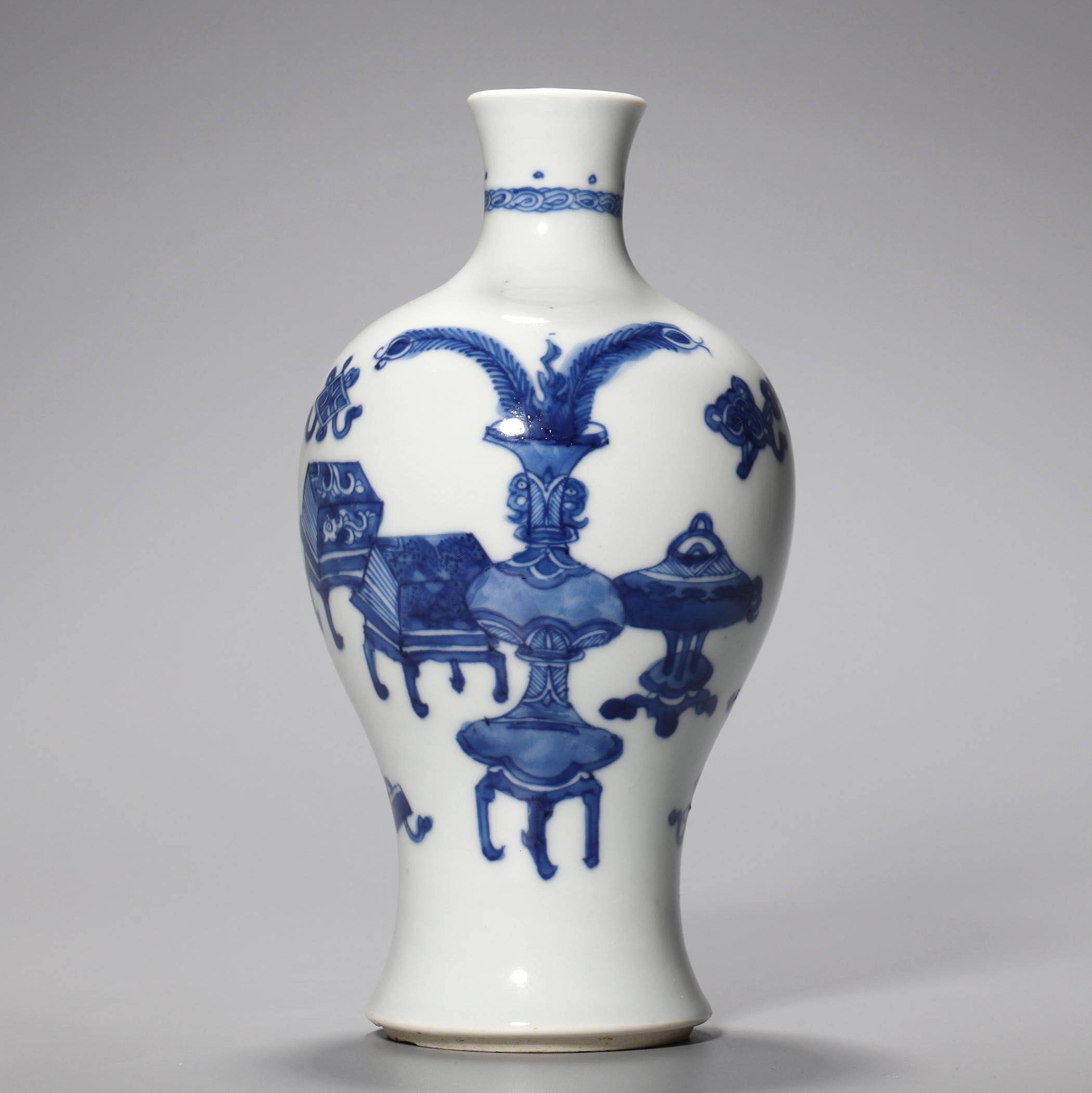 拍品编号:lot . 8青花博古纹梅瓶拍品详情年代:清康熙尺寸:高:20.