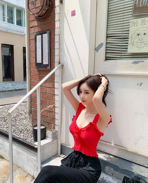 曲线美|韩国模特孙允珠夏日红色吊带衫搭配黑色休闲宽松长裤网拍