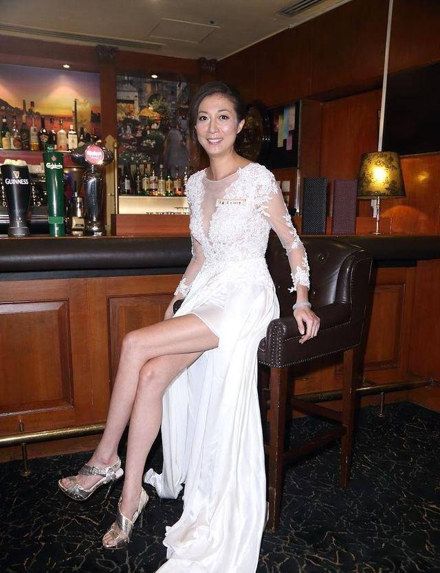 吴绮莉身材真是挺好的穿个二分衣秀小蛮腰一点赘肉都看不出