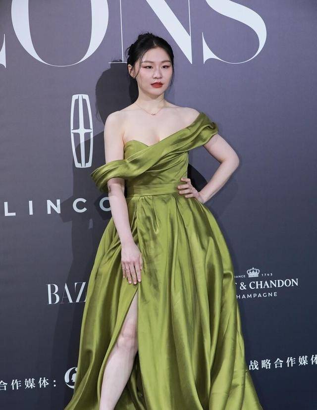 身材|金靖的身材不输别的女明星，肤色白得晃眼，让人移不开视线