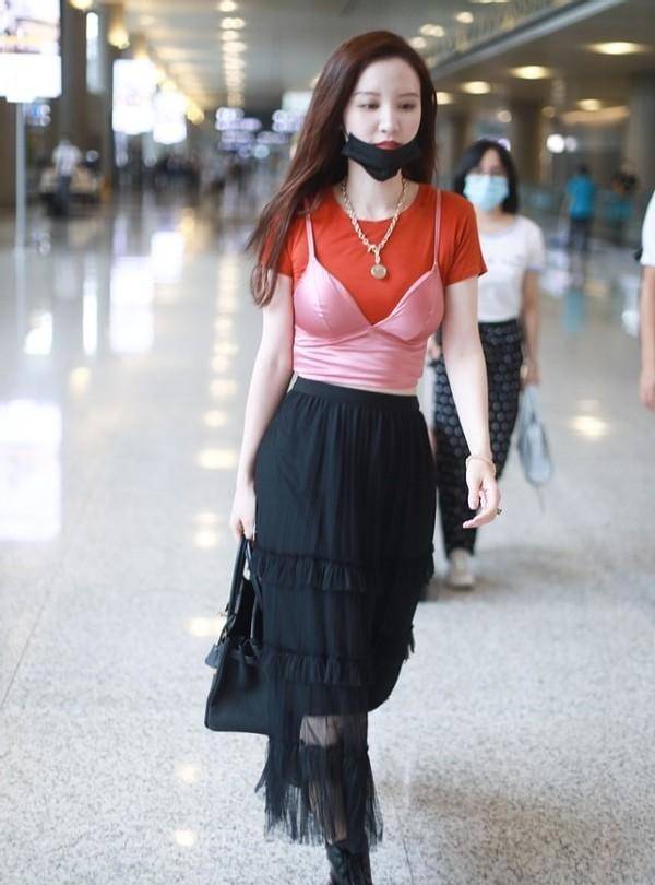 张萌|张萌穿得可真不像个老板娘,套了件睡裤就出门,素颜也不在乎