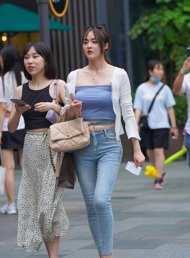 小脚|丰润紧致的微胖美女，简单得体的小脚牛仔裤，清爽又洒脱