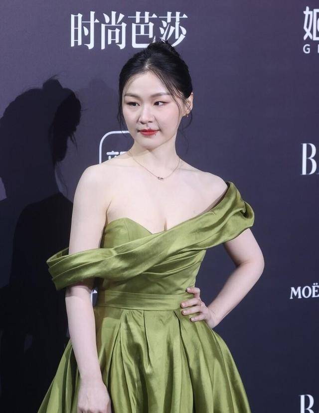 身材|金靖的身材不输别的女明星，肤色白得晃眼，让人移不开视线