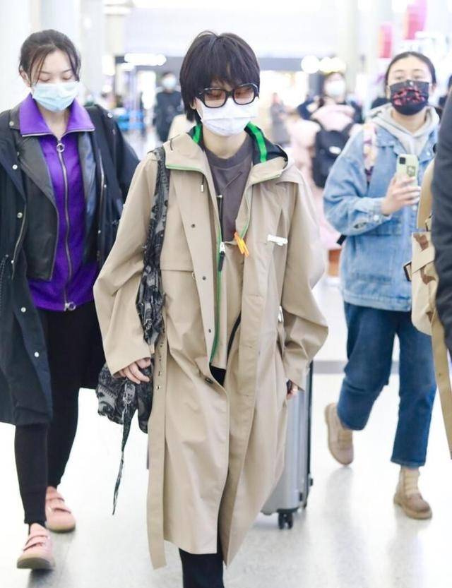 服装|周笔畅私底下真接地气，头发随便抓一抓就出门，素颜出镜也不在乎